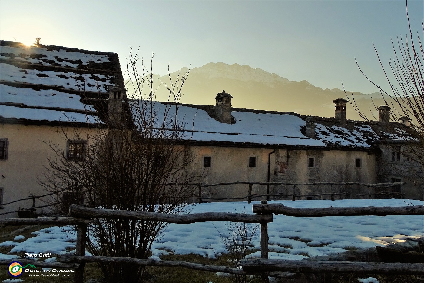 99 Il sole si abbassa sui teti di Arnosto con vista in Resegone.JPG